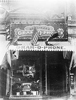 Premier magasin de la Berliner Gram-o-phone, situé au 2315 de la rue Ste-Catherine, vers 1912