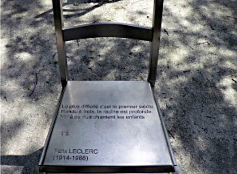 Art public a Quebec : chaise de metal proposant une strophe de Felix Leclerc