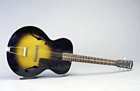 Première guitare de Félix Leclerc, aujourd'hui conservée au Musée régional de Vaudreuil-Soulanges
